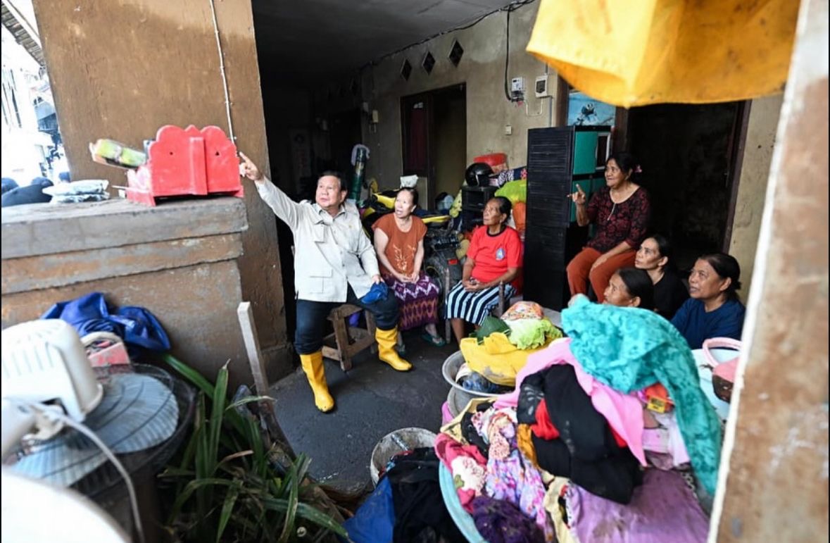 Prabowo Disanjung Ganteng saat Tinjau Banjir, Malah Lempar Spotlight ke Teddy
