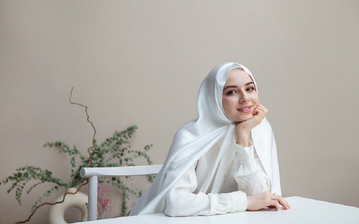 Tampil Elegan dengan Hijab Putih? Ikuti 5 Tips Ini untuk Hindari Wajah Kusam!