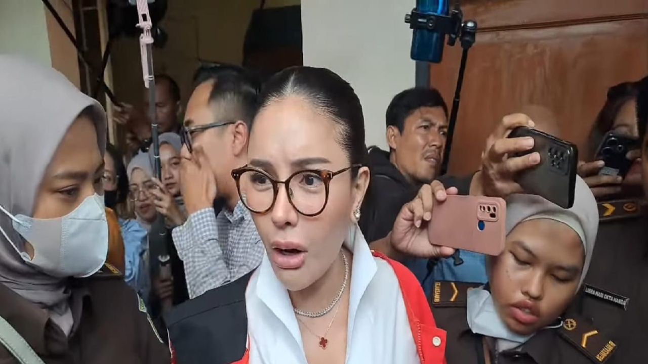 Emosi Nikita Mirzani Meledak Usai Sidang, Bongkar Keanehan Kasus Reza Gladys
