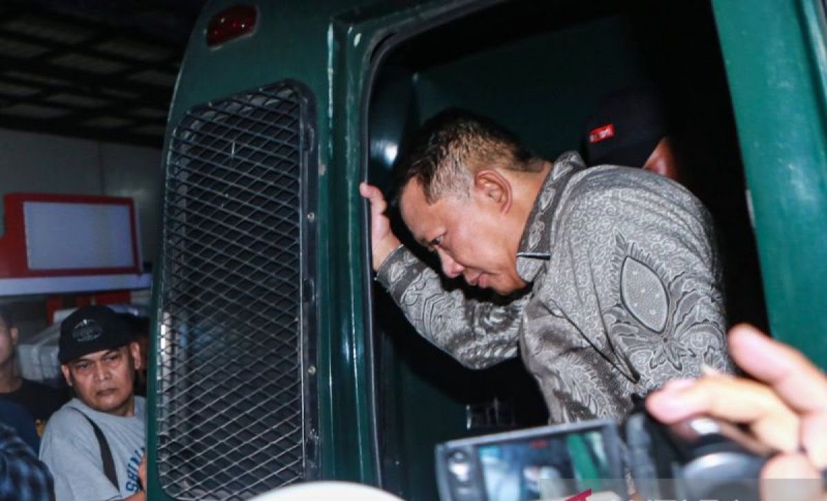     Rumah Eks Jampidsus Digeledah Tim 9, Dokumen Dugaan TPPU Ikut Disita
