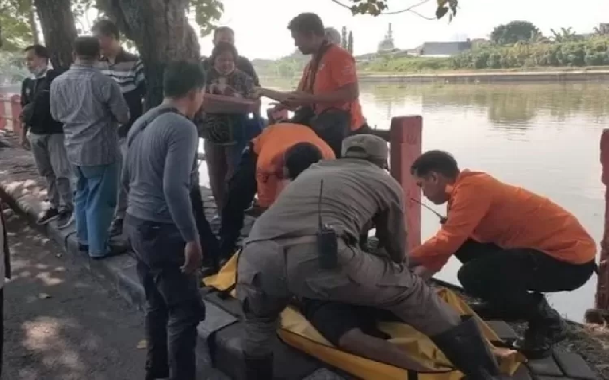 Viral! Pejalan Kaki Kaget Melihat Petugas Kebersihan di Surabaya Meninggal Setelah Menyapu Jalanan 