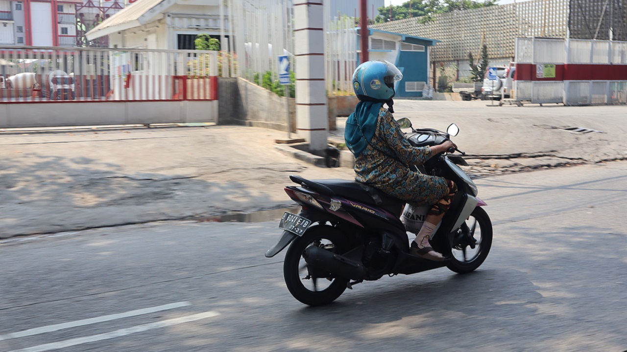 Jangan Asal Gas, Pengendara Wanita Harus Tetap Dahulukan Keselamatan: #Cari_Aman Saat di Jalan!