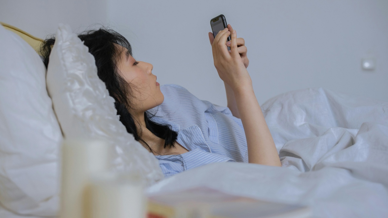  Sering Rebahan Main HP Sampai Larut Malam? Hati-Hati Tech Neck Bisa Bikin Leher Rusak Diam-Diam