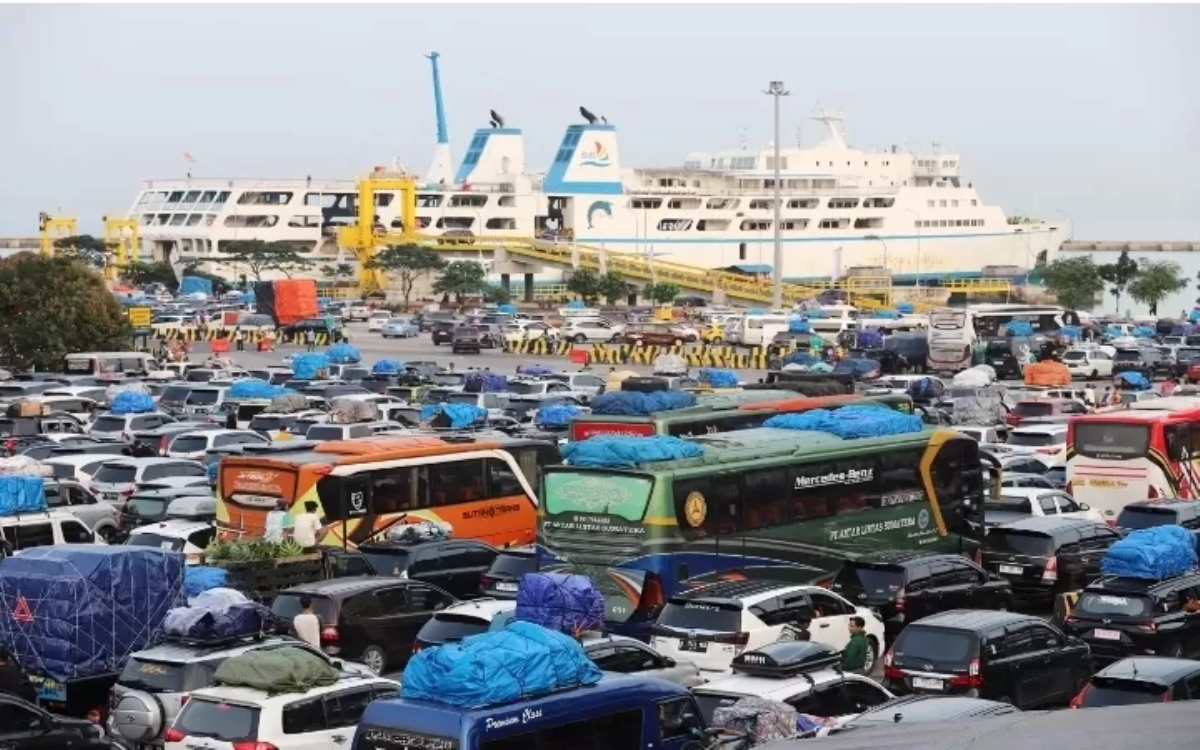 Antrean Tak Kunjung Reda! Pelabuhan Merak Masih Dipadati Penumpang Mudik