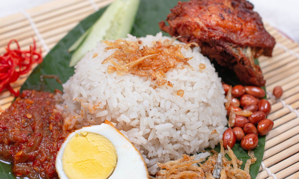 Resep Nasi Lemak Khas Malaysia yang Bikin Lidah Bergoyang, Intip Cara Membuatnya Yuk!