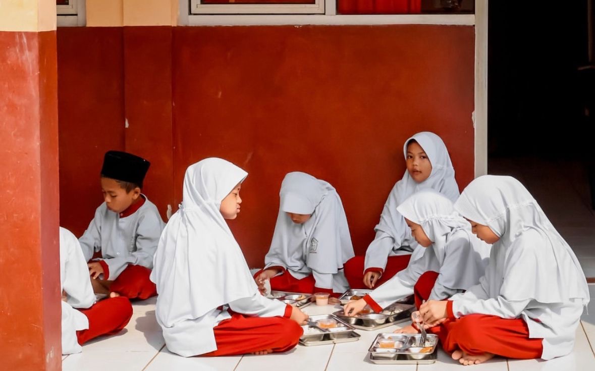 Menu Kol Bikin Perut Berontak, 6 Siswa Pulogebang Muntah-muntah Usai Santap MBG