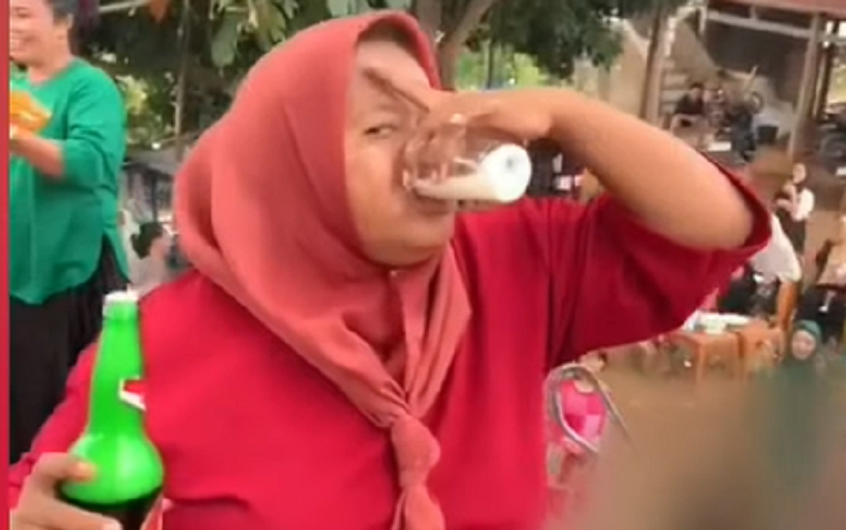 Viral! Ibu-ibu Berjoget dengan Minuman Keras di Jeneponto Bikin Geram Netizen