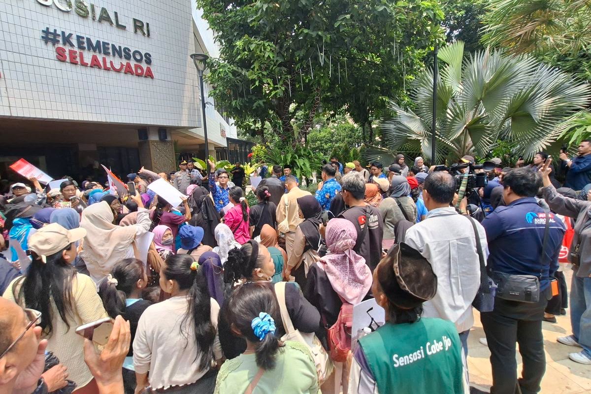 Desil Bansos Bikin Sengsara, Warga Jakarta Geruduk Kemensos