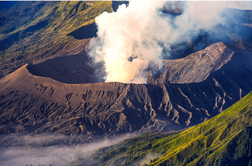 Gunung Ibu di Indonesia Meletus, Memuntahkan Awan Abu Panas!