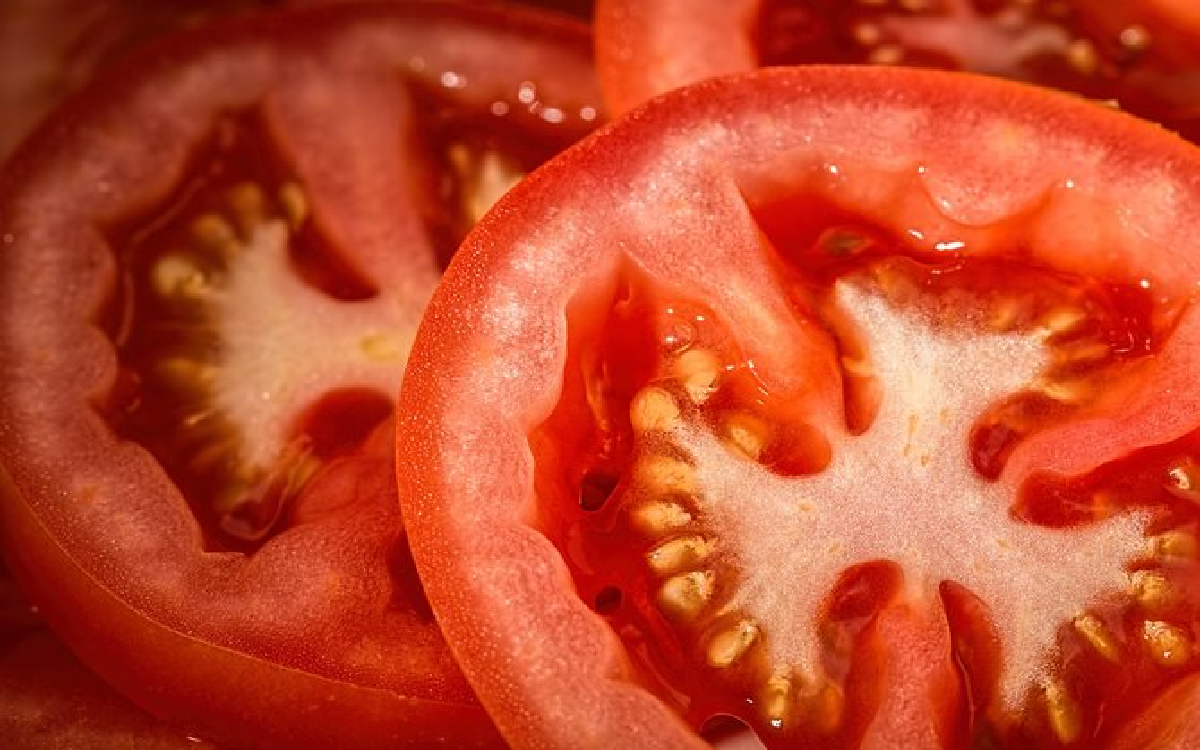 6 Cara Membuat Scrub Buah Tomat, Mampu Angkat Seluruh Sel Kulit Mati!