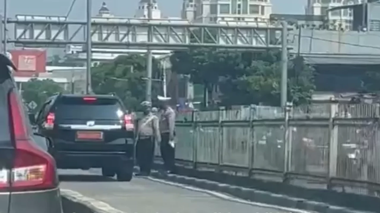 Viral Mobil Plat Merah Masuk Jalur Khusus TransJakarta, Polisi Kok Malah Beri Hormat?