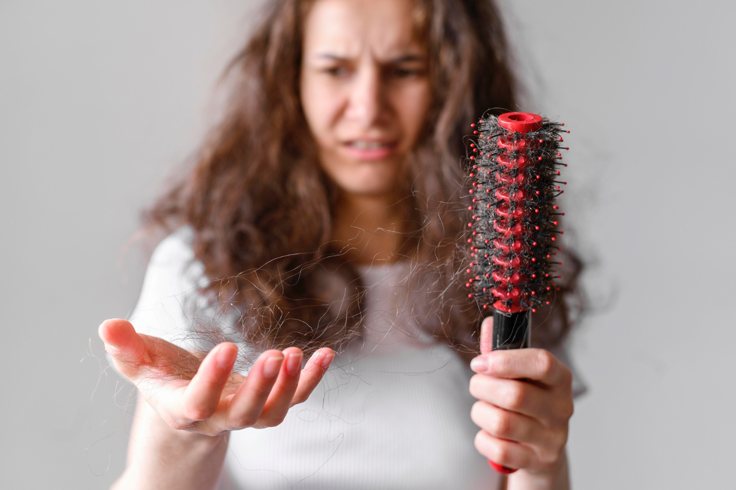 Kebiasaan Ini Dapat Menyebabkan Rambut Rontok, Ini Tips Mengatasinya