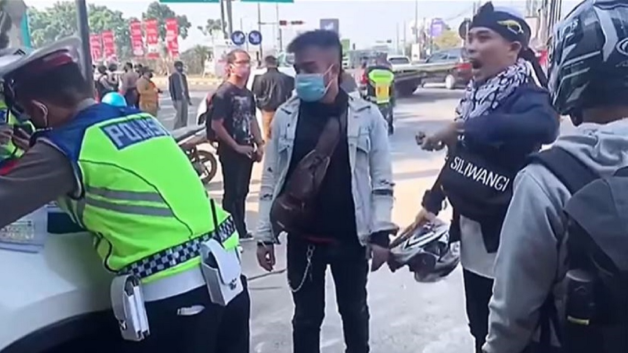 Pemotor Tiba-tiba Kesurupan Robocop saat Ditilang Polisi, Bikin Geger!