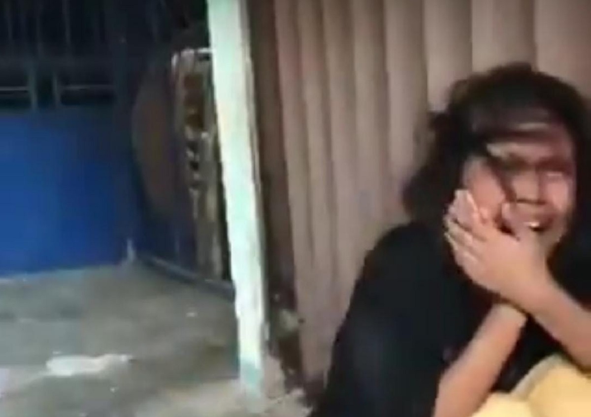 BRUTAL! Aksi Video Bullying Sekelompok Wanita di Batam, Tendang Korban Meski Sudah Menangis Pasrah