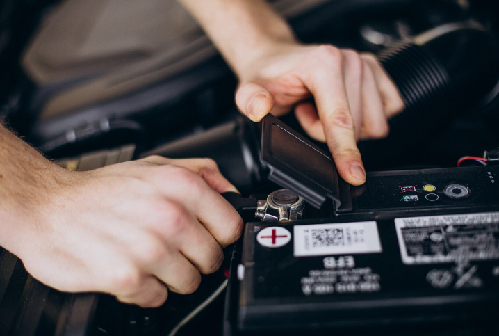 Mau Cek Aki Mobil Tapi Masih Bingung? Ikuti Langkah Ini dengan Benar Sob