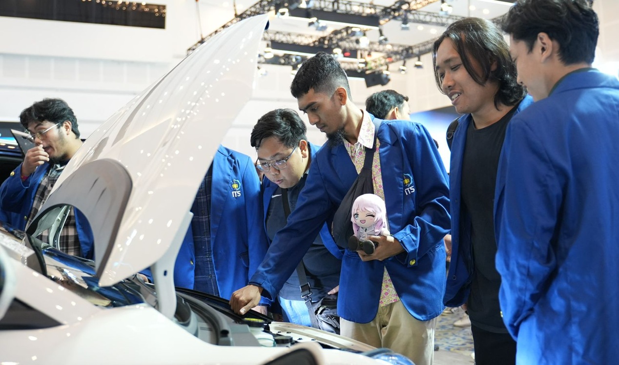 GIIAS Surabaya 2025 Hadirkan Education Day, Libatkan Mahasiswa ITS dan UK Petra