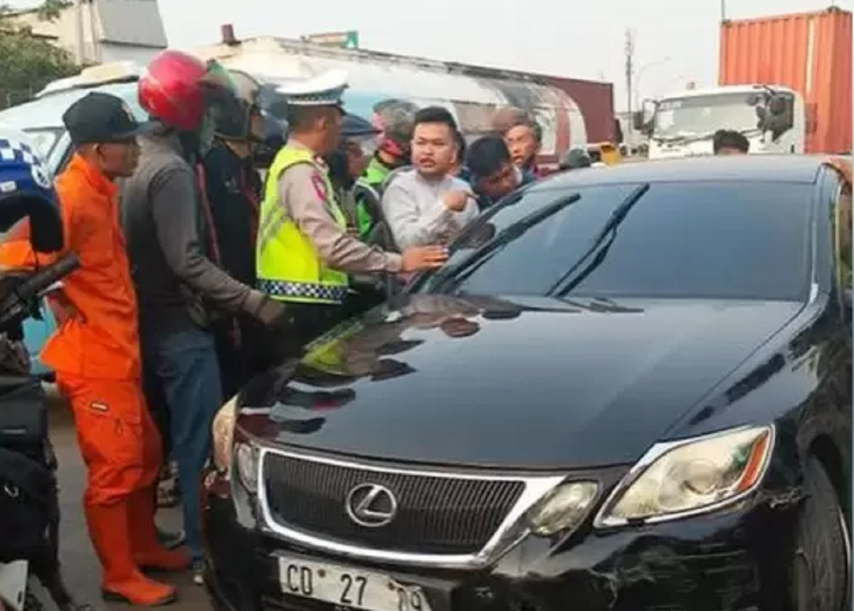Mobil Lexus Pelat Nomor Kedubes Luar Negeri Kecelakaan di Jakut, 4 Orang jadi Korban Luka-luka