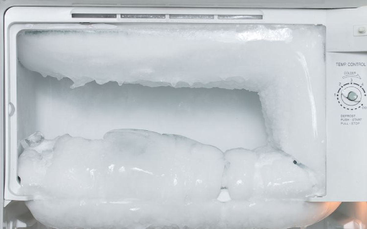 Jangan Sampai Salah, Ini Dia Cara yang Benar Membersihkan Freezer yang Penuh Kembang Es