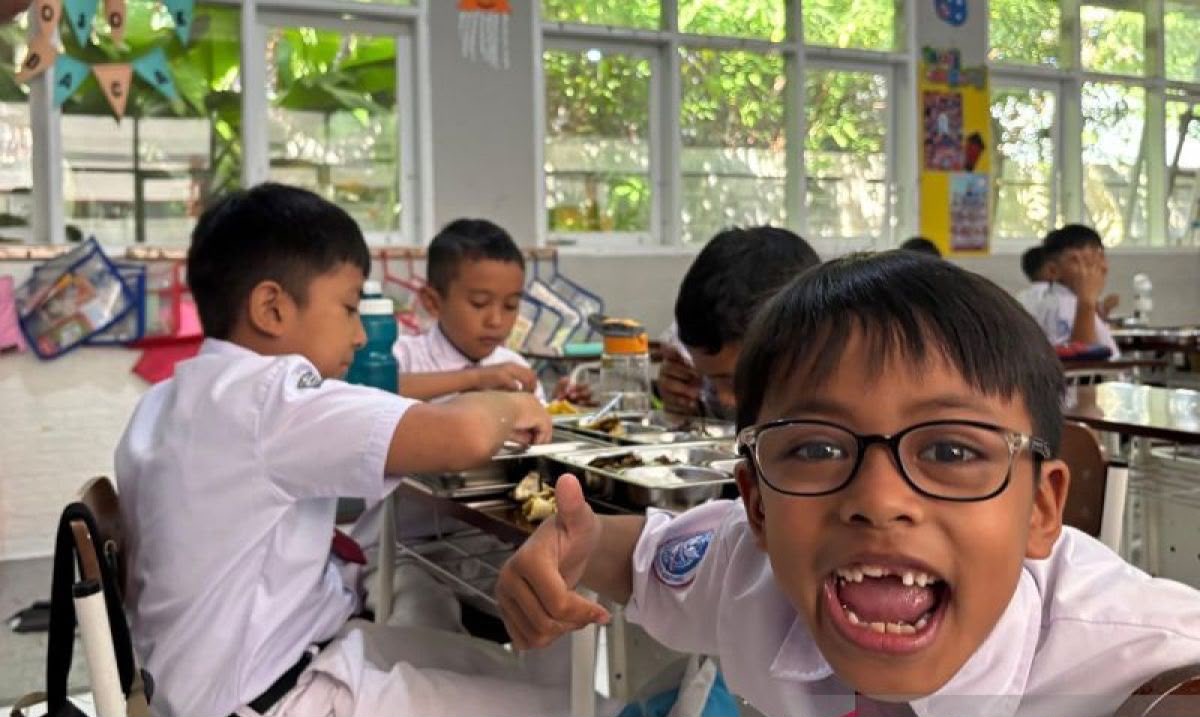 MBG Mau Dipangkas, Anak SMA Terancam Dicoret, DPR Minta Fokus ke Balita dan Siswa SMP
