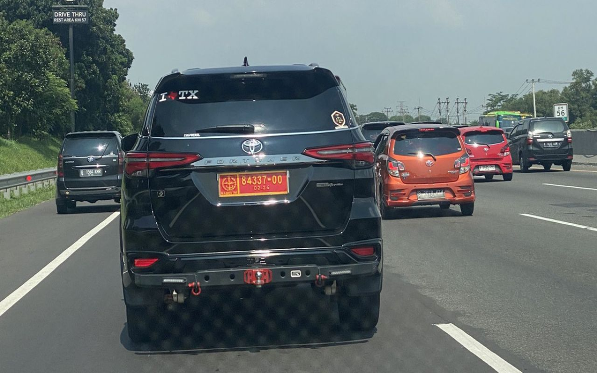 Akhirnya! Polisi Amankan Sopir Fortuner Berpelat TNI Palsu di Tol Japek