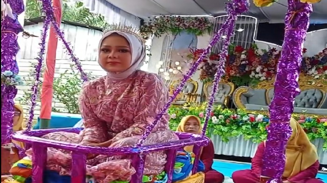Anti Mainstream! Viral Pengantin Jalani Tradisi Main Ayunan Sebelum Prosesi Kirab