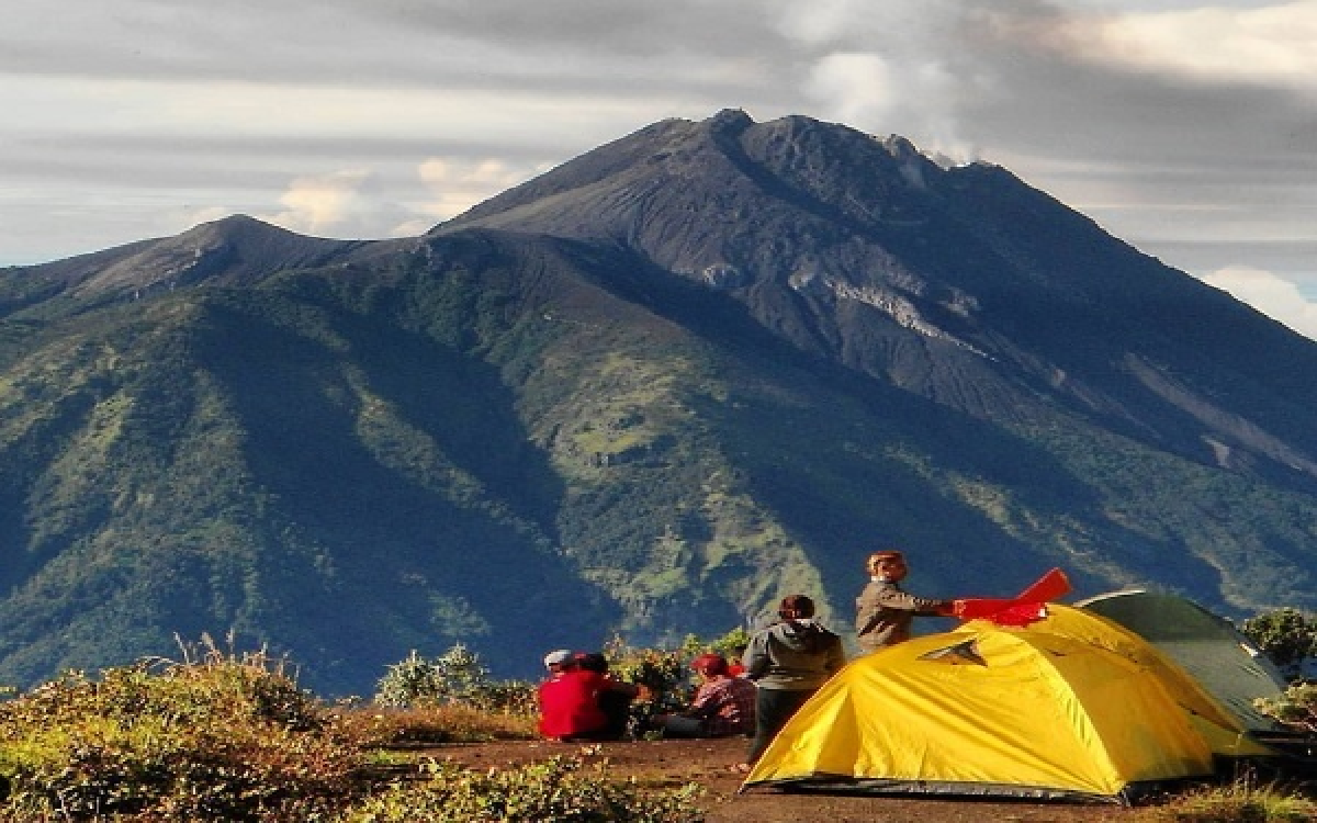 5 Cerita Mistis di Gunung Merbabu yang Pasti Bikin Bulu Kuduk Merinding