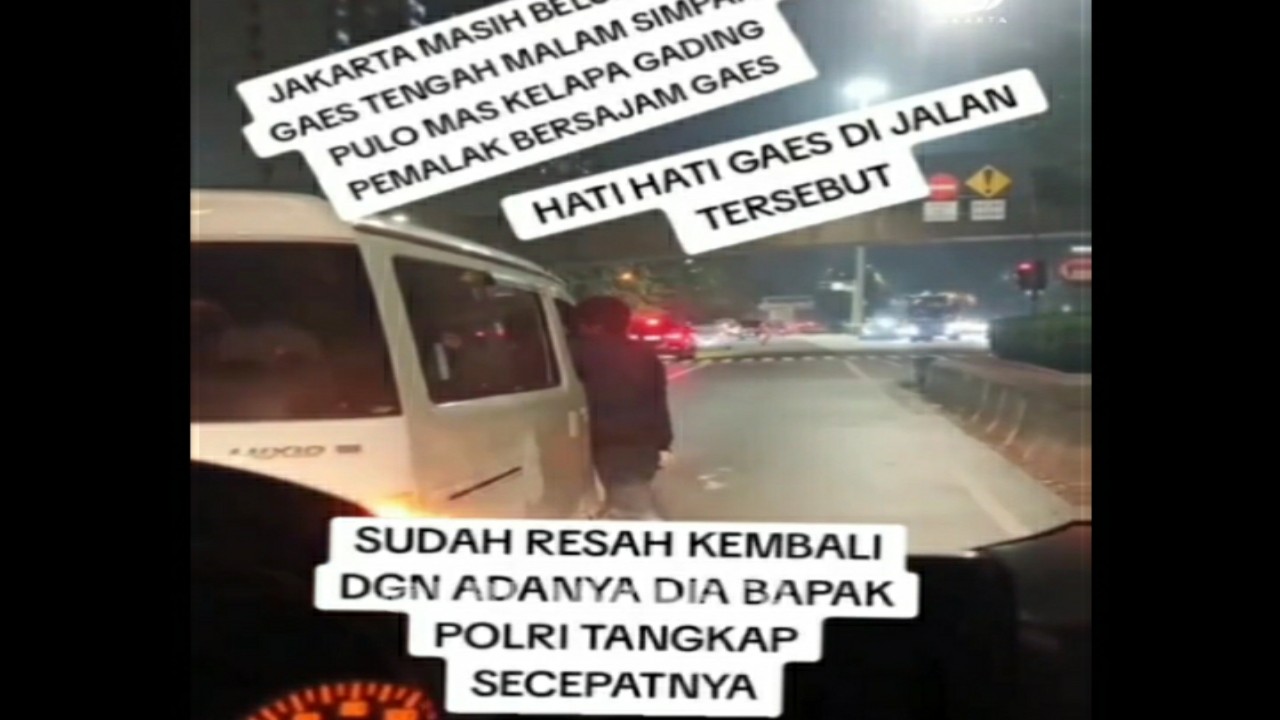 Ngeri! Pria Bersajam Terekam Kamera Palak Pemobil di Lampu Merah Pulomas