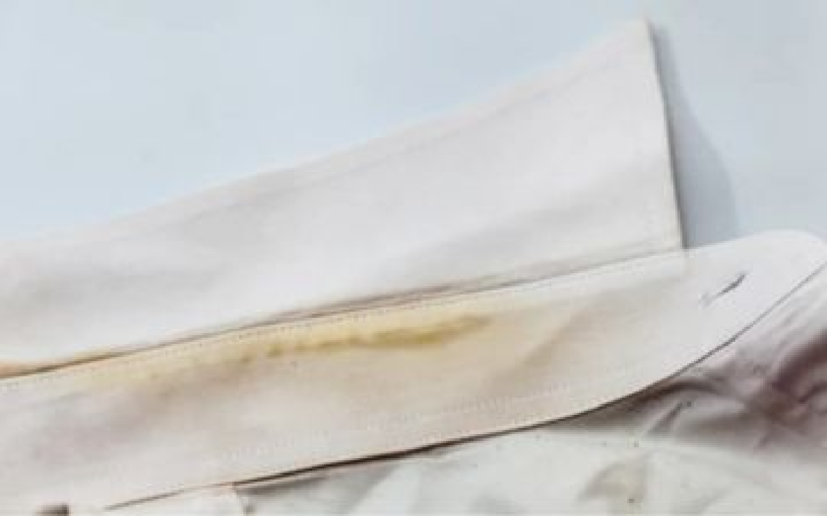 Tips Jitu Hilangkan Noda Membandel di Kerah Baju Putih, Cukup 1 Bahan Berse Semua!
