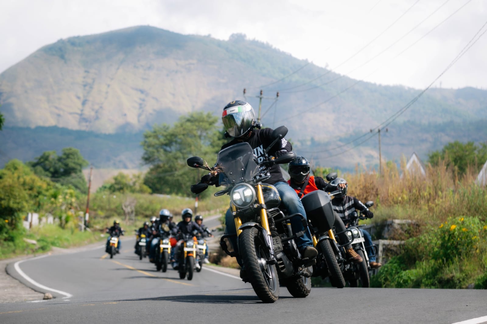 16 Bikers Sukses Taklukkan Rute Bali–Lombok Bareng TVS Ronin