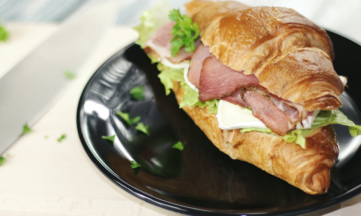 Cara Mudah Membuat Croissant Sandwich yang Cocok Jadi Menu Sarapan, Ikuti Yuk Resep Mudahnya!