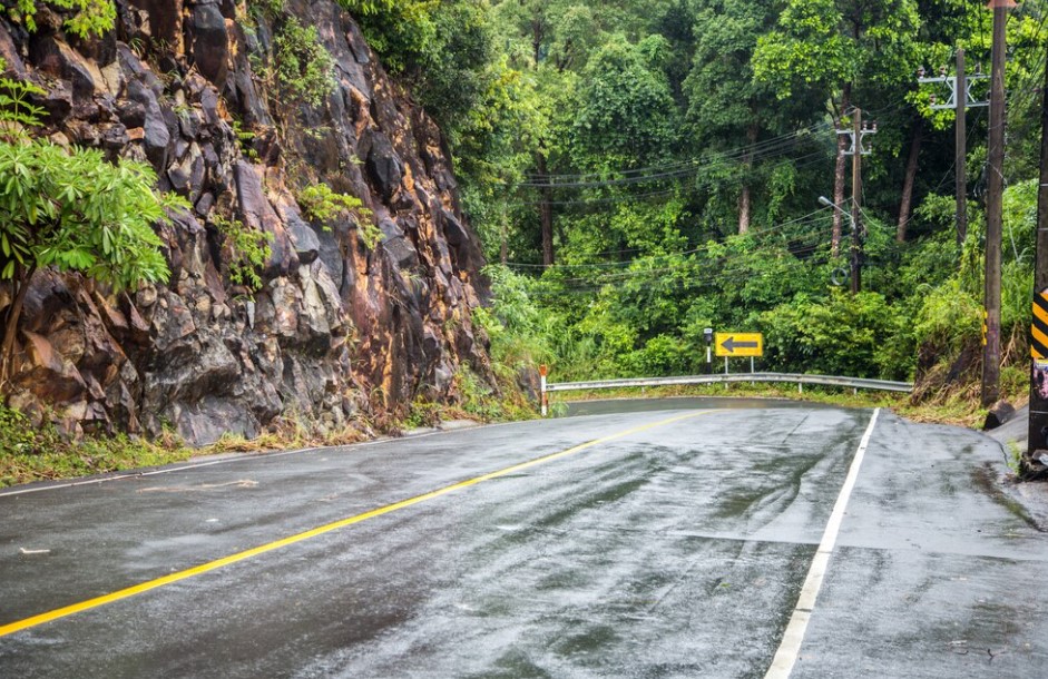 Mau Uji Kemampuan Nyetir? Berikut 5 Jalan Terekstrim di Indonesia 