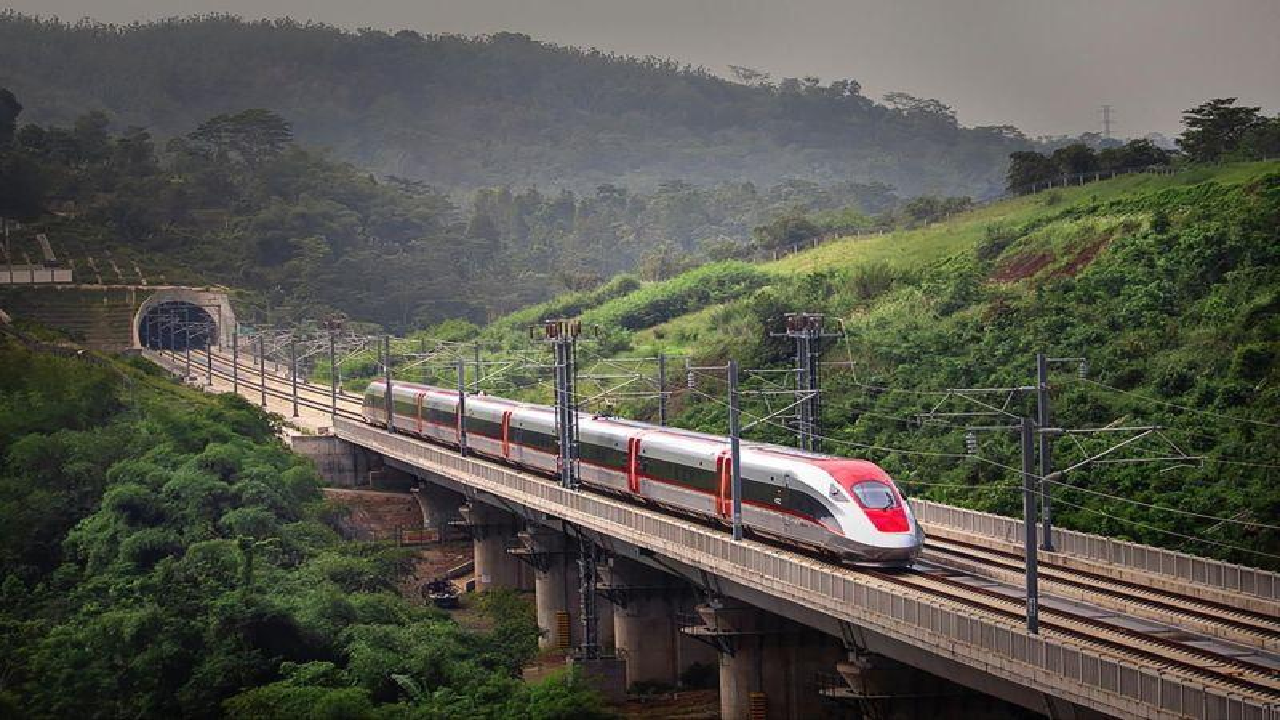 Kereta Cepat Jakarta–Surabaya Terlalu Pendek, Prabowo: Gas Terus Sampai Banyuwangi!