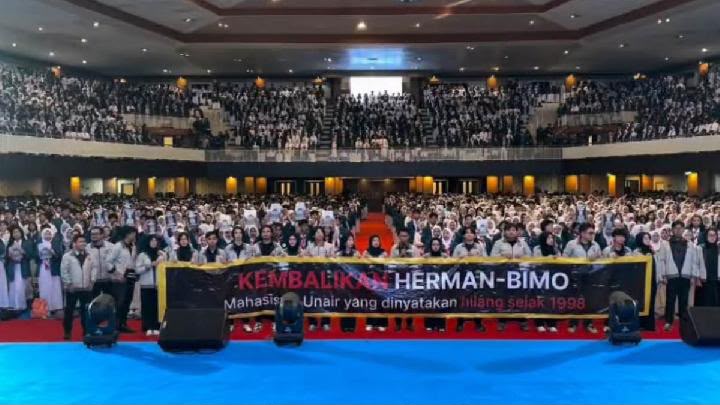 BEM Unair Sentil Rezim di Depan Ribuan Maba! Poster Mahasiswa Hilang 1998 Dibentang