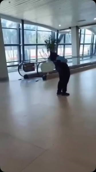 Video Petugas Kebersihan Histeris di Terminal 3 Soekarno-Hatta Viral, Dugaan Netizen Kesrurupan Mahluk Halus