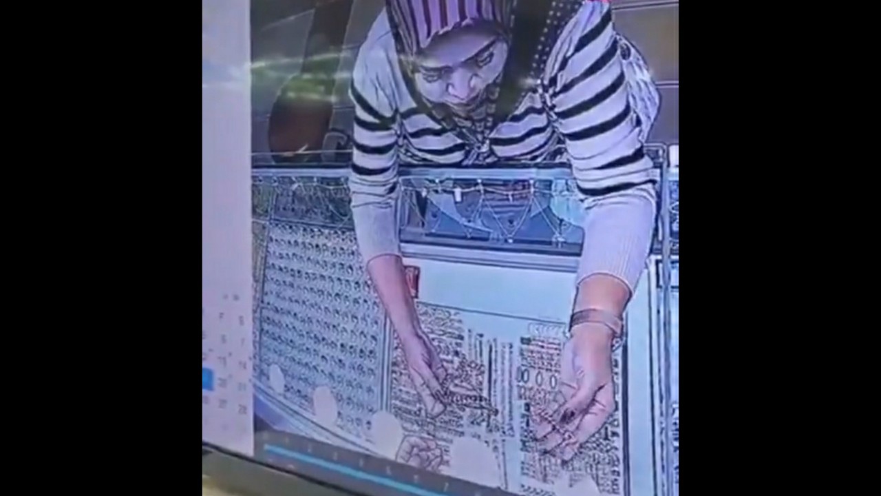 Wanita Terekam CCTV Curi Emas 50 Gram, Pegawai Toko Harus Ganti Rugi Puluhan Juta