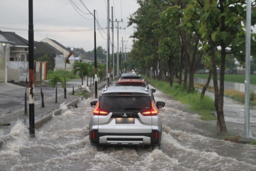 Jangan Sampai Mogok! 5 Tips Rawat Mesin Kendaraan Saat Terobos Banjir