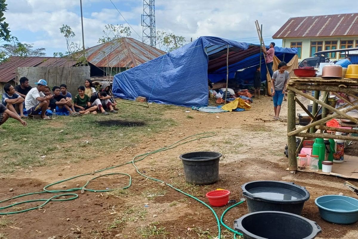 110 Ribu Warga NTT yang Mengungsi Tidur di Tenda Sobek