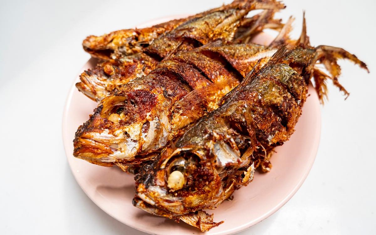 8 Cara Menggoreng Ikan Supaya Tidak Lengket di Wajan