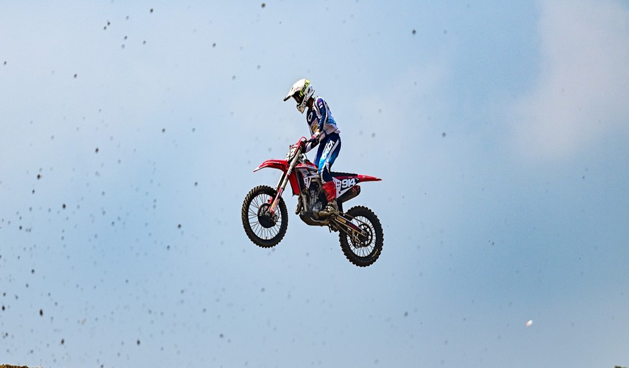 Crosser AHRT Arsenio Algifari Raih Double Podium di Kejurnas Motocross Indonesia 2025