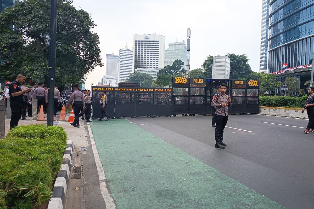 BEM UI Diadang Polisi di Bundaran HI, Mau Bicara Kemerdekaan Kok Malah Dipagari?