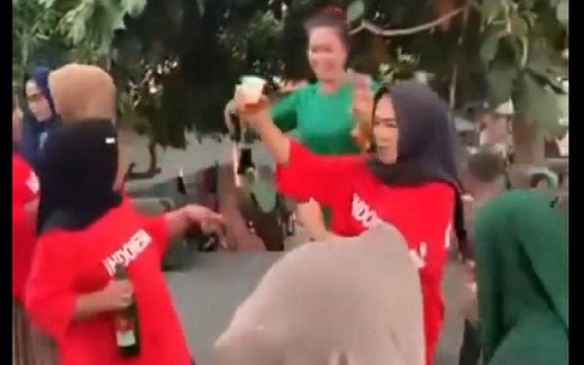 Astagfirullah! 6 Ibu-ibu Diamankan Polisi Setelah Berjoget Sambil Minum Minuman Keras di Pesta Pernikahan