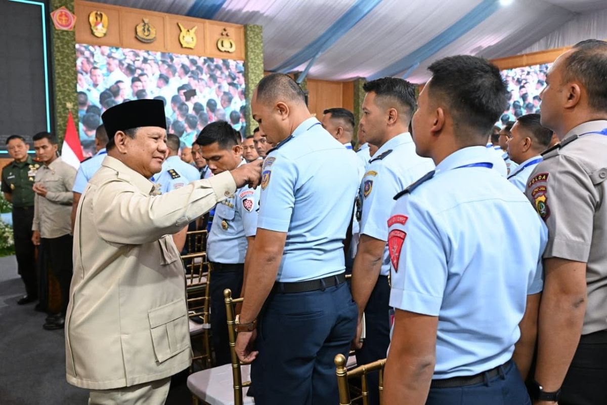 Prabowo Guyur Tukin TNI, Prajurit Senyum Lebar, Publik Bertanya Prioritas Negara ke Mana?