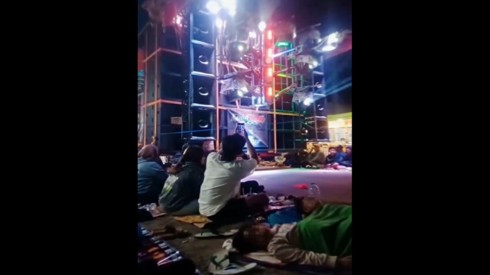Miris! Ortu di Malang Tega Biarkan Anak Tidur di Pinggir Jalan Demi Nonton Sound Horeg