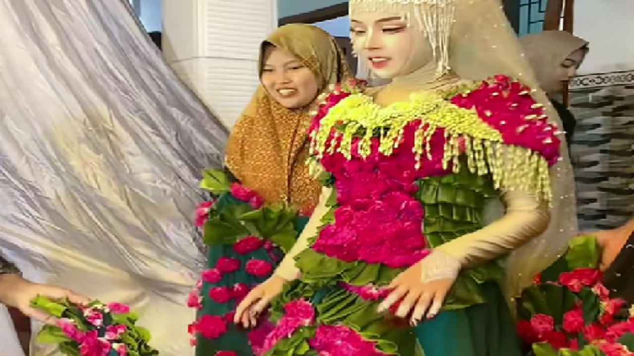 Pengantin Wanita Viral Gunakan Gaun dari Daun dan Bunga Asli, Nyaru Sama Dekor Pelaminan!