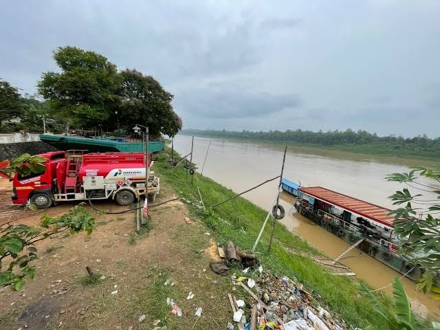 Sungai Kapuas Menyusut, Pertamina Putar Otak Agar BBM Sintang Tak Ikut Kering