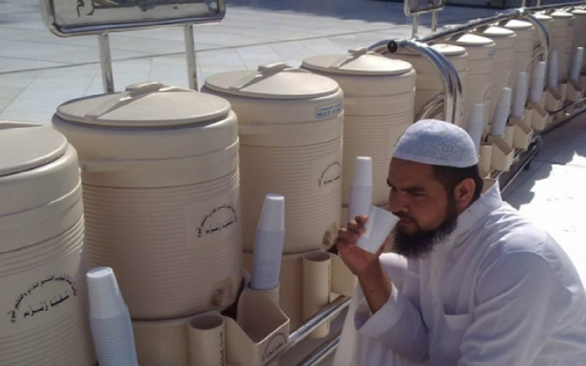 Ini Tata Cara dan Doa yang Benar Sebelum Meminum Air Zam-Zam, Jangan Asal Minum!