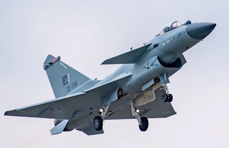Intip Ketangguhan Jet Tempur Chengdu J-10 dari China, Si 'Naga Ganas' Siap Perkuat Langit Nusantara!