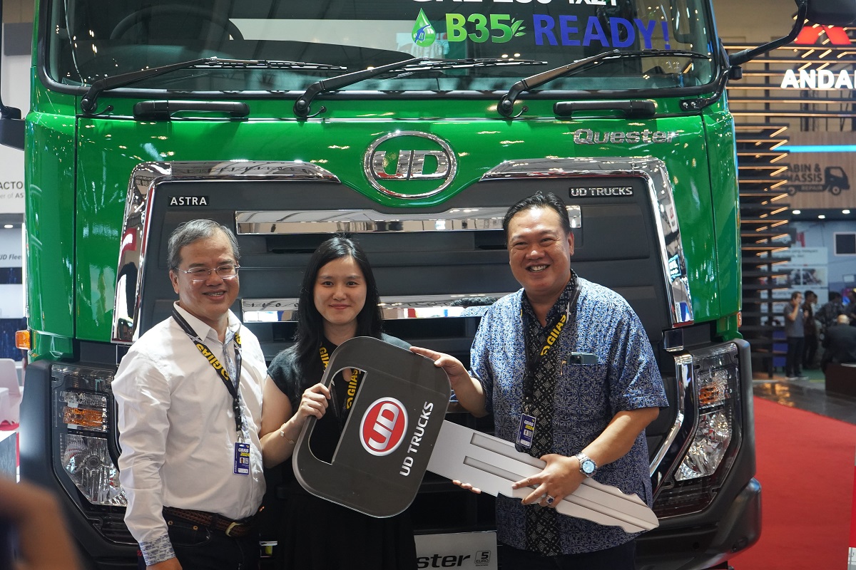 UD Trucks Resmi Serah Terima 30 Unit Quester GKE 280 ke PT Cakraindo Mitra International