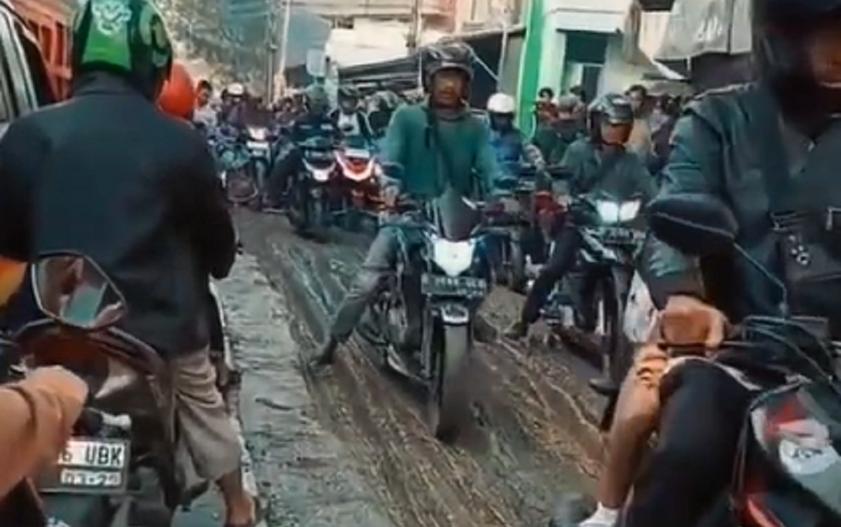 Viral! Sikap Tak Sabaran Pengendara Motor Lewati Jalan Cor yang Masih Basah