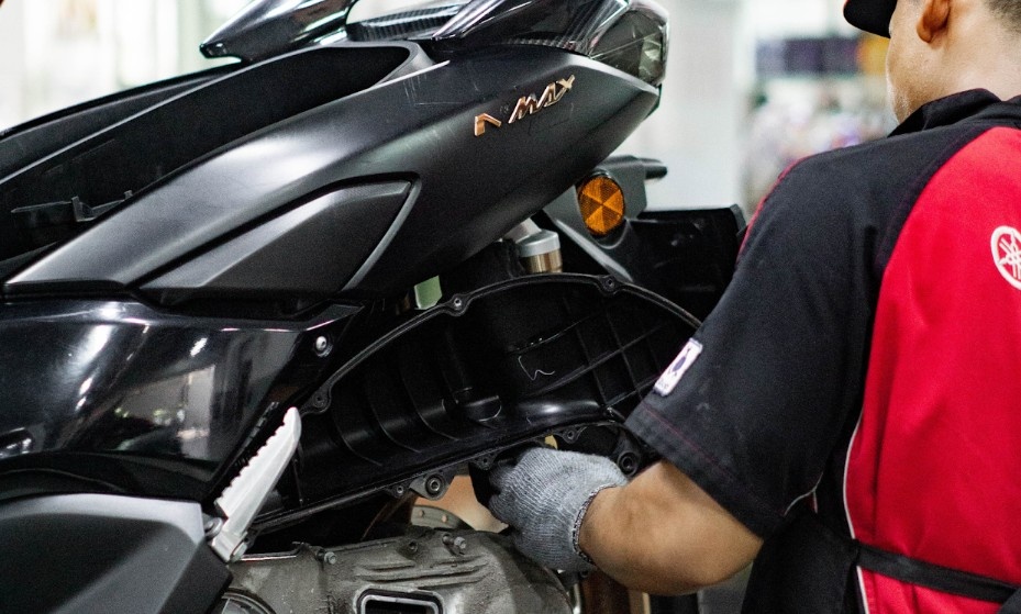 Jangan Asal 'Iya' di Bengkel! Ini Bekal Penting Buat Ladies agar Servis Motor Lebih Hemat dan Aman